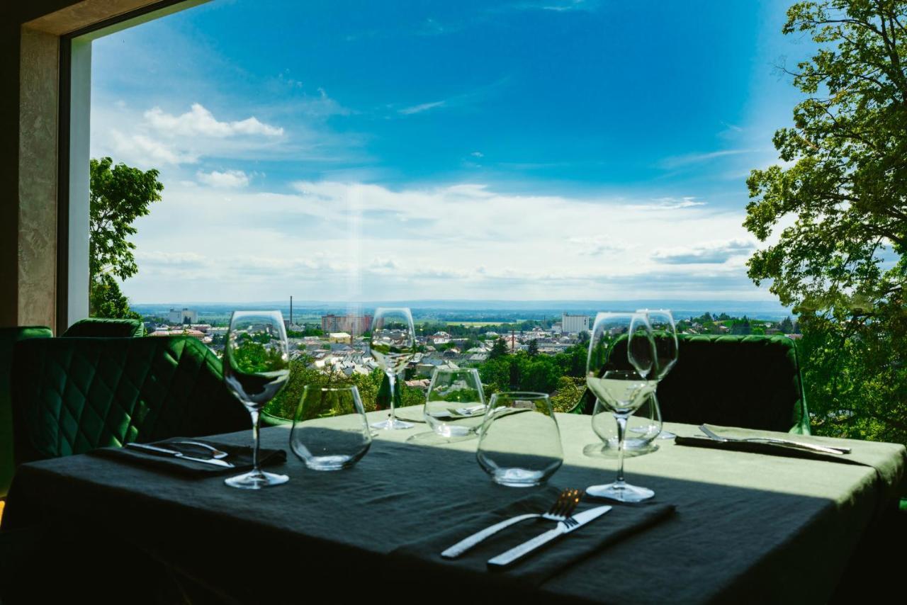 Restaurant & Pension U Hradu Sternberk Exterior photo